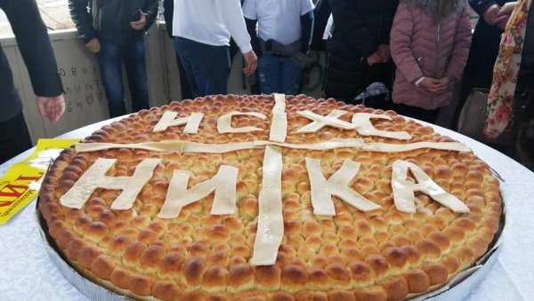ЧЕСНИЦА ОПЕТ ИСПРЕД ХРАМА: За малишане 33 дуката и више од 2.000 пакетића ЧЕСНИЦА ОПЕТ ИСПРЕД ХРАМА: За малишане 33 дуката и више од 2.000 пакетића