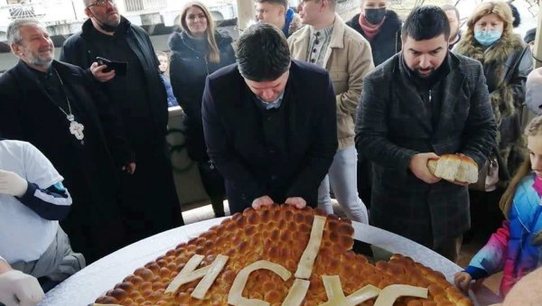 ЛОМЉЕЊЕ ЧЕСНИЦЕ У ПАРАЋИНУ: Први златник отишао у руке дечака Ђорђа Андрејића ЛОМЉЕЊЕ ЧЕСНИЦЕ У ПАРАЋИНУ: Први златник отишао у руке дечака Ђорђа Андрејића