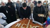 ЛОМЉЕЊЕ ЧЕСНИЦЕ У ПАРАЋИНУ: Први златник отишао у руке дечака Ђорђа Андрејића ЛОМЉЕЊЕ ЧЕСНИЦЕ У ПАРАЋИНУ: Први златник отишао у руке дечака Ђорђа Андрејића