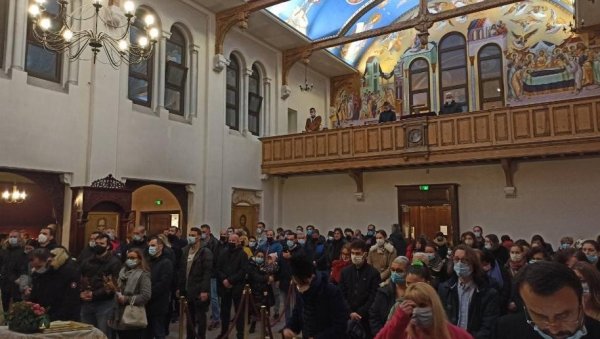 СВЕЧАНО У ПАРИЗУ: Божић прослављен у више православних богомоља, подељено четири хиљаде бадњака (ФОТО) СВЕЧАНО У ПАРИЗУ: Божић прослављен у више православних богомоља, подељено четири хиљаде бадњака (ФОТО)