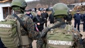 БОЖИЋ У КОПНЕНОЈ ЗОНИ БЕЗБЕДНОСТИ: Министар Вулин приредио свечани ручак (ФОТО) БОЖИЋ У КОПНЕНОЈ ЗОНИ БЕЗБЕДНОСТИ: Министар Вулин приредио свечани ручак (ФОТО)