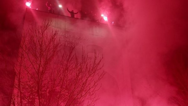 СПЕКТАКУЛАРАН ВАТРОМЕТ У НИКШИЋУ: У Спомен на блаженопочившег митрополита Амфилохија (ВИДЕО) СПЕКТАКУЛАРАН ВАТРОМЕТ У НИКШИЋУ: У Спомен на блаженопочившег митрополита Амфилохија (ВИДЕО)