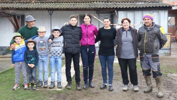 У СЛОЗИ ЖИВЕ ТРИ ГЕНЕРАЦИЈЕ: Градоначелник Шапца код Васиљевића У СЛОЗИ ЖИВЕ ТРИ ГЕНЕРАЦИЈЕ: Градоначелник Шапца код Васиљевића