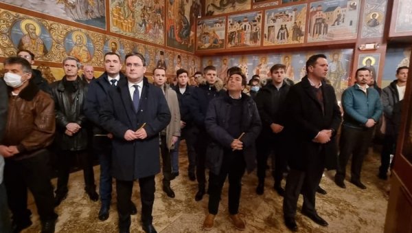 СЕЛАКОВИЋ И ГУЈОН У ЧИКАГУ: Прославили Божић са Србима (ФОТО) СЕЛАКОВИЋ И ГУЈОН У ЧИКАГУ: Прославили Божић са Србима (ФОТО)