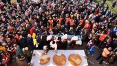 У БИЈЕЉИНИ ОБЕЛЕЖЕН БОЖИЋ: Три чеснице испред Градске управе, златници за седам малишана (ФОТО)