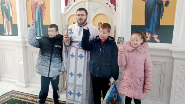 НАЈРАДОСНИЈИ ХРИШЋАНСКИ ПРАЗНИК ОБЕЛЕЖЕН КОД ЗРЕЊАНИНА: Деци три божићна сребрњака у Храму Светог Василија НАЈРАДОСНИЈИ ХРИШЋАНСКИ ПРАЗНИК ОБЕЛЕЖЕН КОД ЗРЕЊАНИНА: Деци три божићна сребрњака у Храму Светог Василија
