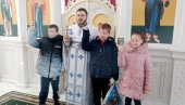 НАЈРАДОСНИЈИ ХРИШЋАНСКИ ПРАЗНИК ОБЕЛЕЖЕН КОД ЗРЕЊАНИНА: Деци три божићна сребрњака у Храму Светог Василија