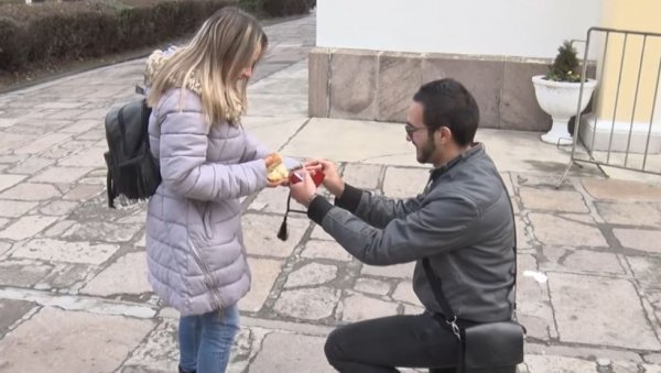 ПРОСИДБА НА БОЖИЋ И ДУПЛА ПОБЕДА: Милан (26) извукао новчић, па клекнуо пред девојку (ВИДЕО) ПРОСИДБА НА БОЖИЋ И ДУПЛА ПОБЕДА: Милан (26) извукао новчић, па клекнуо пред девојку (ВИДЕО)