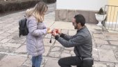 ПРОСИДБА НА БОЖИЋ И ДУПЛА ПОБЕДА: Милан (26) извукао новчић, па клекнуо пред девојку (ВИДЕО)