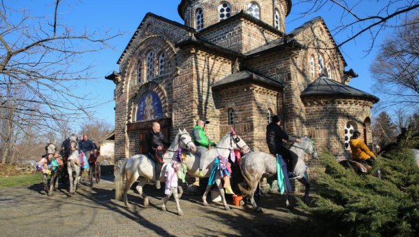 ТРАДИЦИЈА БОЖИЋНОГ ЈАХАЊА КОЊА: Старински обичај није изостао ни ове године у Банатском Карађорђеву ТРАДИЦИЈА БОЖИЋНОГ ЈАХАЊА КОЊА: Старински обичај није изостао ни ове године у Банатском Карађорђеву
