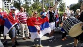 ДЕЛИРИЈУМ ПРЕД НОВАКОВИМ ХОТЕЛОМ: Ђоковић поздравио навијаче, певају се патриотске песме (ФОТО/ВИДЕО) ДЕЛИРИЈУМ ПРЕД НОВАКОВИМ ХОТЕЛОМ: Ђоковић поздравио навијаче, певају се патриотске песме (ФОТО/ВИДЕО)