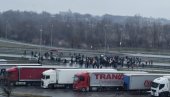 БЛОКИРАН АУТО-ПУТ У БЕОГРАДУ И НОВОМ САДУ: Мала група демонстраната опет малтретира народ (ФОТО/ВИДЕО) БЛОКИРАН АУТО-ПУТ У БЕОГРАДУ И НОВОМ САДУ: Мала група демонстраната опет малтретира народ (ФОТО/ВИДЕО)