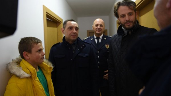 БОРИЛИ СЕ КРОЗ ЖИВОТ: Вулин са донаторима обишао породицу Гајић из Ситнице (ФОТО) БОРИЛИ СЕ КРОЗ ЖИВОТ: Вулин са донаторима обишао породицу Гајић из Ситнице (ФОТО)