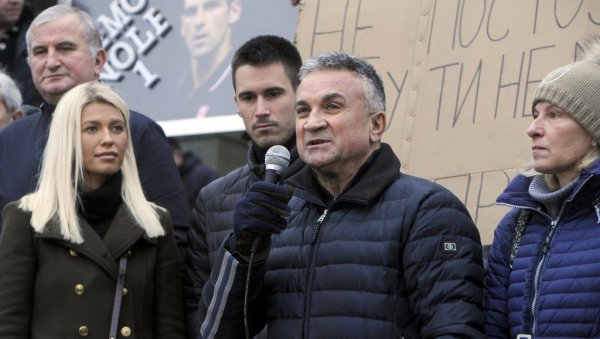 ЈЕЗИВЕ РЕЧИ СРЂАНА ЂОКОВИЋА: Ставили су га да гледа у зид, покушавају да га сломе (ВИДЕО) ЈЕЗИВЕ РЕЧИ СРЂАНА ЂОКОВИЋА: Ставили су га да гледа у зид, покушавају да га сломе (ВИДЕО)