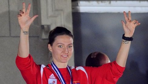 ЗЛАТО НАМ НЕДОСТАЈЕ: Јелена Благојевић, члан стручног штаба женске одбојкашке репрезентације, за пољске медије причала о амбицијама Србије ЗЛАТО НАМ НЕДОСТАЈЕ: Јелена Благојевић, члан стручног штаба женске одбојкашке репрезентације, за пољске медије причала о амбицијама Србије