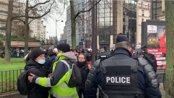 ПРОТЕСТИ У ФРАНЦУСКОЈ: На улицама због пропусница и Макронових изјава, у Паризу сукоб са полицијом! (ВИДЕО) ПРОТЕСТИ У ФРАНЦУСКОЈ: На улицама због пропусница и Макронових изјава, у Паризу сукоб са полицијом! (ВИДЕО)