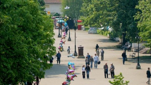 ТОП 3 БАЊЕ ОВОГ ЛЕТА, ПРИМИЛЕ 40.000 ЉУДИ ЗА МЕСЕЦ ДАНА: Једна је зелено срце Србије, у другој смешај 1000 динара, а трећа мами луксузом ТОП 3 БАЊЕ ОВОГ ЛЕТА, ПРИМИЛЕ 40.000 ЉУДИ ЗА МЕСЕЦ ДАНА: Једна је зелено срце Србије, у другој смешај 1000 динара, а трећа мами луксузом