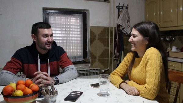 САРА И САЛЕ ДИШУ У ВЛАСОТИНЦУ: Млади пар београдску гужву заменио мирним животом крај Власине (ФОТО) САРА И САЛЕ ДИШУ У ВЛАСОТИНЦУ: Млади пар београдску гужву заменио мирним животом крај Власине (ФОТО)