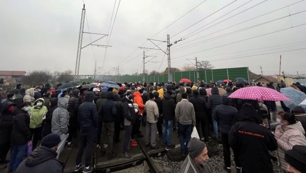 НОВИ ПРОТЕСТ У БАТАЈНИЦИ: Због затварања пружног прелаза, житељи земунсих насеља и јуче се окупили НОВИ ПРОТЕСТ У БАТАЈНИЦИ: Због затварања пружног прелаза, житељи земунсих насеља и јуче се окупили