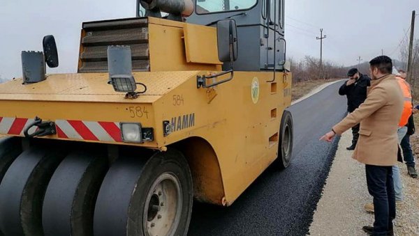 И ПУТЕВИ ЧУВАЈУ СЕЛА: Влада Србије у саобраћајнице на подручју Сремске Митровице лане уложила пола милијарде динара И ПУТЕВИ ЧУВАЈУ СЕЛА: Влада Србије у саобраћајнице на подручју Сремске Митровице лане уложила пола милијарде динара