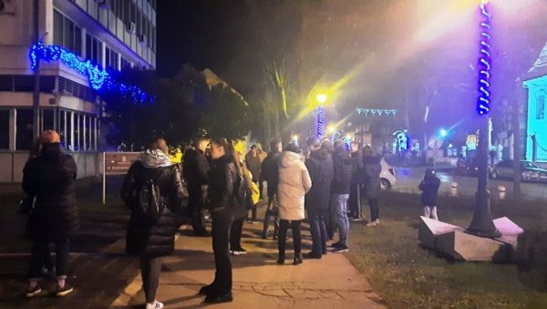 OГЛАС ЗА ФИЗИЧАРА ПОСТАВЉЕН У - МЕНЗИ: Професор у Кули седам година чека стално запослење, а основна школа тражи кандидате у Новом Саду OГЛАС ЗА ФИЗИЧАРА ПОСТАВЉЕН У - МЕНЗИ: Професор у Кули седам година чека стално запослење, а основна школа тражи кандидате у Новом Саду