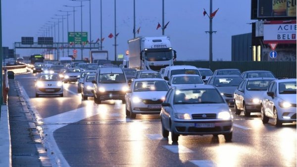 УСПОРЕН САОБРАЋАЈ НА АУТО-ПУТУ: Саобраћајна незгода код петље Ниш УСПОРЕН САОБРАЋАЈ НА АУТО-ПУТУ: Саобраћајна незгода код петље Ниш
