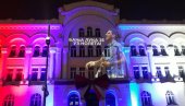 MOĆNA PORUKA ZA NOLETA: Čista ljubav - spekatakularan prizor podrške Đokoviću (FOTO) MOĆNA PORUKA ZA NOLETA: Čista ljubav - spekatakularan prizor podrške Đokoviću (FOTO)