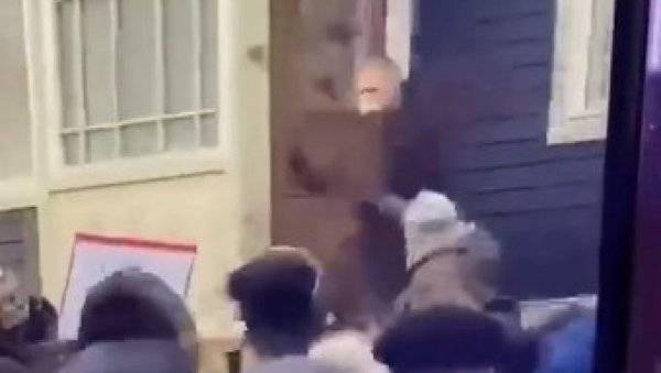 НАПАДНУТ ЧЛАН МАКРОНОВЕ СТРАНКЕ: Изашао испред куће, засули га блатом (ВИДЕО) НАПАДНУТ ЧЛАН МАКРОНОВЕ СТРАНКЕ: Изашао испред куће, засули га блатом (ВИДЕО)