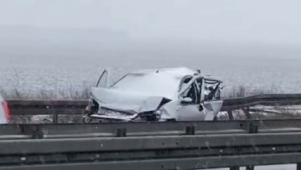 НЕСРЕЋА КОД ПУПИНОВОГ МОСТА: Аутомобил потпуно смрскан НЕСРЕЋА КОД ПУПИНОВОГ МОСТА: Аутомобил потпуно смрскан