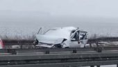 NESREĆA KOD PUPINOVOG MOSTA: Automobil potpuno smrskan