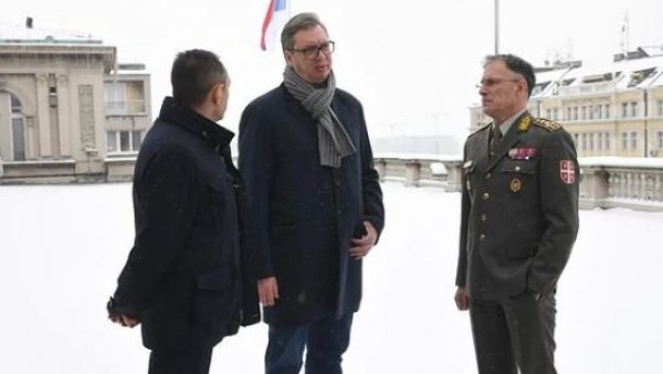 КРАТАК ПРЕДАХ ОД ТЕШКИХ РАЗГОВОРА: Вучић разговарао са Вулином и Мојсиловићем о безбедносној ситуацији у региону (ФОТО) КРАТАК ПРЕДАХ ОД ТЕШКИХ РАЗГОВОРА: Вучић разговарао са Вулином и Мојсиловићем о безбедносној ситуацији у региону (ФОТО)