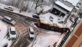KOLAPS NA KARABURMI: Proklizao autobus, napravljen veliki zastoj (FOTO) KOLAPS NA KARABURMI: Proklizao autobus, napravljen veliki zastoj (FOTO)