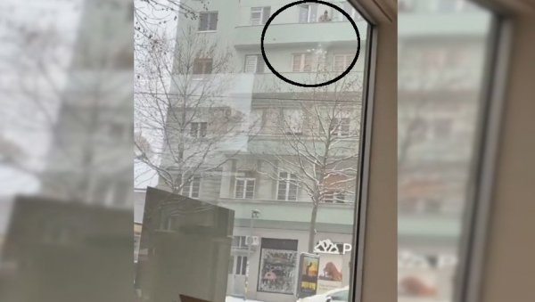 СНЕГ БАЦА НА ПРОЛАЗНИКЕ: Снимак Београђанина изазвао незадовољство на друштвеним мрежама (ВИДЕО) СНЕГ БАЦА НА ПРОЛАЗНИКЕ: Снимак Београђанина изазвао незадовољство на друштвеним мрежама (ВИДЕО)