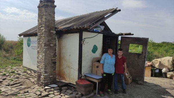 ИЗ ХЛАДЊАЧЕ У ТОПЛИ ДОМ: Петочлана породица Ралић-Стојановић добила кућу у Старом Лецу код Пландишта ИЗ ХЛАДЊАЧЕ У ТОПЛИ ДОМ: Петочлана породица Ралић-Стојановић добила кућу у Старом Лецу код Пландишта