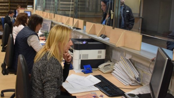 НАВАЛИЛИ НА ШАЛТЕРЕ ЗБОГ 100 ЕВРА: Дуплирани захтеви за личне карте, гужве у полицијским станицама, за дан чак 8.000 пријава НАВАЛИЛИ НА ШАЛТЕРЕ ЗБОГ 100 ЕВРА: Дуплирани захтеви за личне карте, гужве у полицијским станицама, за дан чак 8.000 пријава