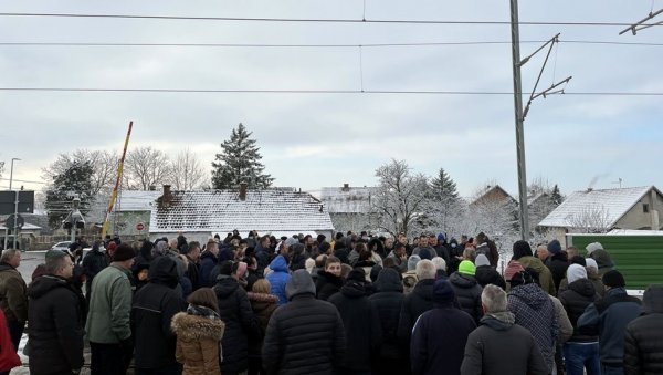 ПРУЖНИ ПРЕЛАЗ ОСТАЈЕ ОТВОРЕН: Путничка возила могу преко шина у Батајници, с паузама због тестирања ПРУЖНИ ПРЕЛАЗ ОСТАЈЕ ОТВОРЕН: Путничка возила могу преко шина у Батајници, с паузама због тестирања