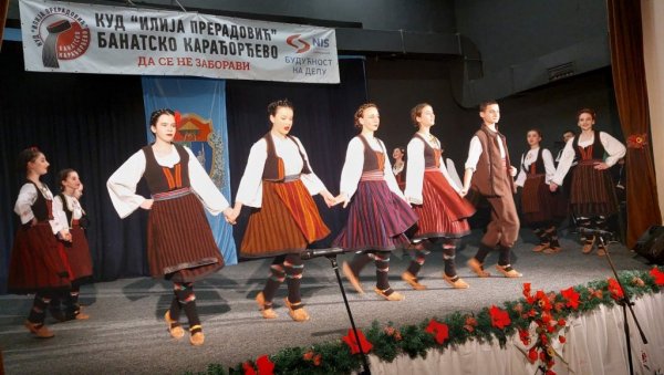 ЛЕПОТА СРПСКЕ ТРАДИЦИЈЕ: Одржано прело посвећено стогодишњици насељавања Банатског Карађорђева (ФОТО) ЛЕПОТА СРПСКЕ ТРАДИЦИЈЕ: Одржано прело посвећено стогодишњици насељавања Банатског Карађорђева (ФОТО)