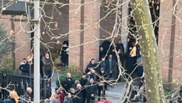 НАЦИСТИЧКА САХРАНА ШОКИРАЛА ИТАЛИЈУ: Ковчег припаднице десничарског покрета пред црквом покривен заставом са кукастим крстом НАЦИСТИЧКА САХРАНА ШОКИРАЛА ИТАЛИЈУ: Ковчег припаднице десничарског покрета пред црквом покривен заставом са кукастим крстом