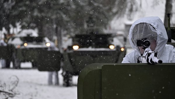 НЕВИДЉИВИ У СНЕГУ: Редовна тактичка обука у Оклопно-извиђачком батаљону (ФОТО) НЕВИДЉИВИ У СНЕГУ: Редовна тактичка обука у Оклопно-извиђачком батаљону (ФОТО)
