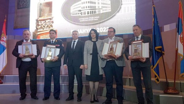 НАГРАДЕ ЗА ВЕЛИКА ДЕЛА: Свечаношћу и доделом признања појединцима и колективима у Нишу обележен Дан града НАГРАДЕ ЗА ВЕЛИКА ДЕЛА: Свечаношћу и доделом признања појединцима и колективима у Нишу обележен Дан града