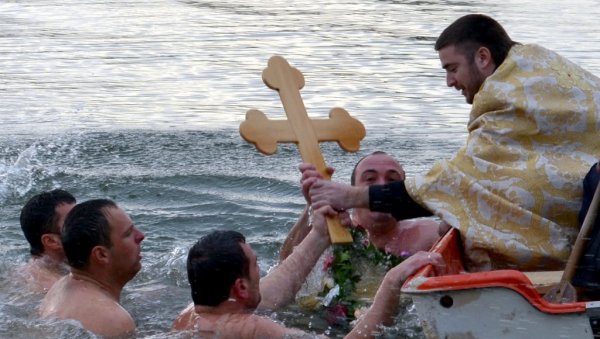 РЕКОРД У ВРШЦУ: За часни крст сутра ће пливати 62 учесника РЕКОРД У ВРШЦУ: За часни крст сутра ће пливати 62 учесника