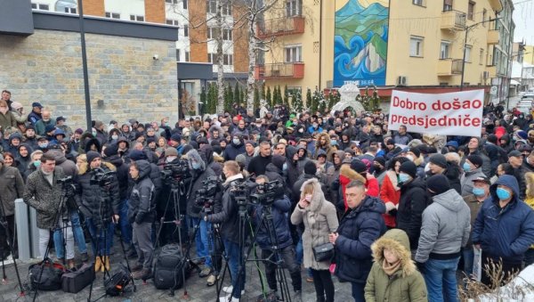 ВЕЛИКИ БРОЈ ГРАЂАНА ЧЕКА ВУЧИЋА: Стотине људи испред Дома културе у Прибоју (ФОТО/ВИДЕО) ВЕЛИКИ БРОЈ ГРАЂАНА ЧЕКА ВУЧИЋА: Стотине људи испред Дома културе у Прибоју (ФОТО/ВИДЕО)