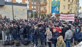 VELIKI BROJ GRAĐANA ČEKA VUČIĆA: Stotine ljudi ispred Doma kulture u Priboju (FOTO/VIDEO) VELIKI BROJ GRAĐANA ČEKA VUČIĆA: Stotine ljudi ispred Doma kulture u Priboju (FOTO/VIDEO)