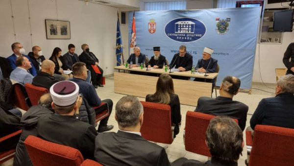 ВУЧИЋ ПОРУЧИО: Свако ко помисли да може да угрози нечију кућу, живот, џамију или цркву, имаће посла са државом ВУЧИЋ ПОРУЧИО: Свако ко помисли да може да угрози нечију кућу, живот, џамију или цркву, имаће посла са државом