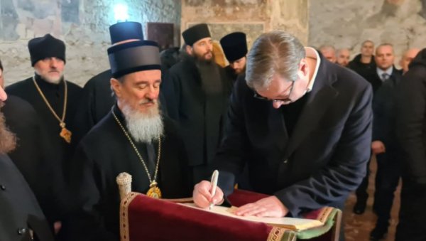 ОВДЕ САМ МНОГО НАУЧИО О СРПСКОЈ ИСТОРИЈИ И ДУХОВНОСТИ: Председник Вучић се уписао у књигу утисака у манастиру Светог Николе (ФОТО) ОВДЕ САМ МНОГО НАУЧИО О СРПСКОЈ ИСТОРИЈИ И ДУХОВНОСТИ: Председник Вучић се уписао у књигу утисака у манастиру Светог Николе (ФОТО)