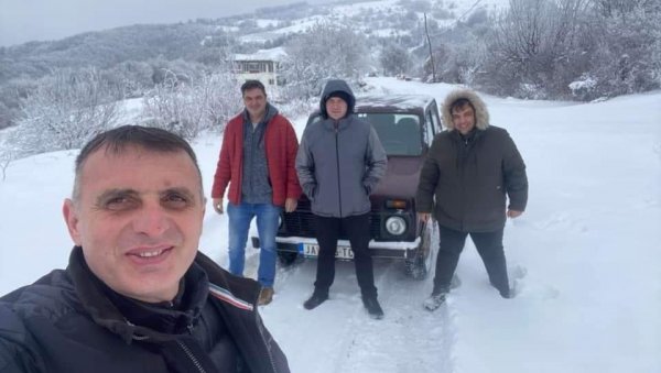 ПУТ У ШЉИВИЦИ ПРОХОДАН: Чланови Општинског већа Рековац обишли планинско село ПУТ У ШЉИВИЦИ ПРОХОДАН: Чланови Општинског већа Рековац обишли планинско село