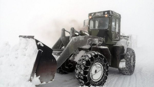 УВЕК СПРЕМНИ ДА ПОМОГНУ НАРОДУ: Војскa Србије ангажована на рашчишћавању снежних наноса са путева УВЕК СПРЕМНИ ДА ПОМОГНУ НАРОДУ: Војскa Србије ангажована на рашчишћавању снежних наноса са путева