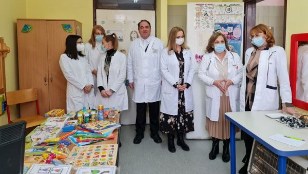 НАГРАДУ УСТУПИЛЕ ДЕЦИ: Женски солидарни фронт и развојно саветовалиште Дома здравља у Врању НАГРАДУ УСТУПИЛЕ ДЕЦИ: Женски солидарни фронт и развојно саветовалиште Дома здравља у Врању