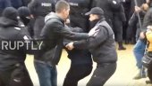 ХАОС У БУГАРСКОЈ ЗБОГ КОВИД ПРОПУСНИЦА: Демонстранти покушали да упадну у парламент (ВИДЕО) ХАОС У БУГАРСКОЈ ЗБОГ КОВИД ПРОПУСНИЦА: Демонстранти покушали да упадну у парламент (ВИДЕО)