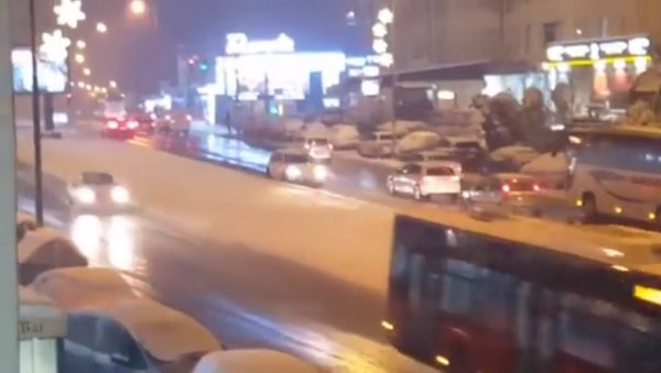 ВОЖЊА ТРГОВАЧКОМ У КОНТРА СМЕРУ: Ако сте мисли да је немогуће погледајте (ВИДЕО) ВОЖЊА ТРГОВАЧКОМ У КОНТРА СМЕРУ: Ако сте мисли да је немогуће погледајте (ВИДЕО)